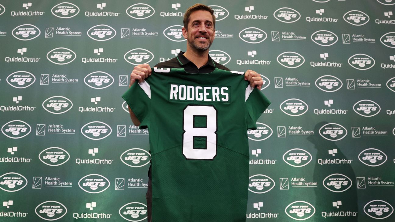 Sauce Gardner gifts Aaron Rodgers with glitzy green pendant